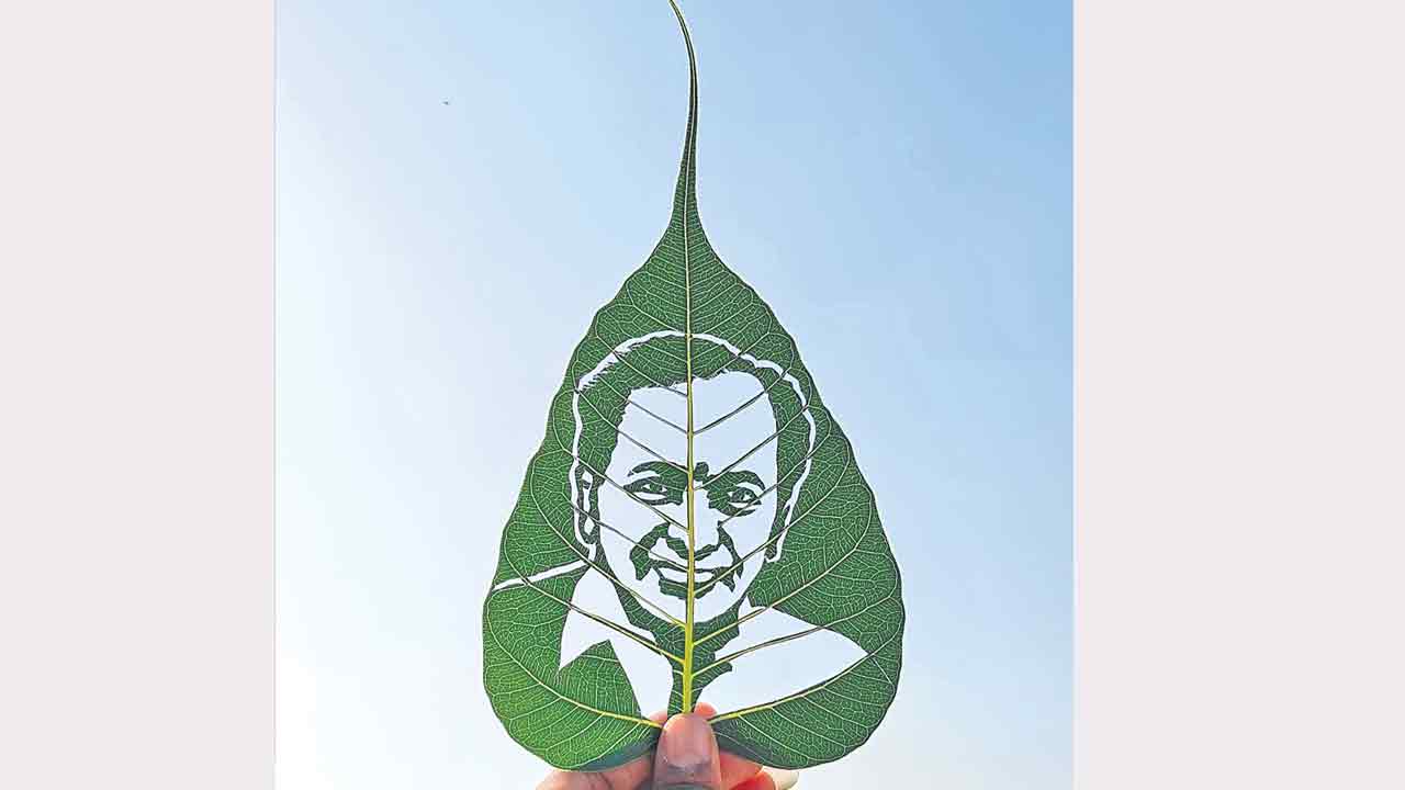 రావి ఆకులపై కేసీఆర్‌ చిత్రాలు