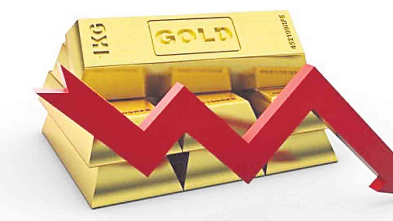 దిగొస్తున్న బంగారం