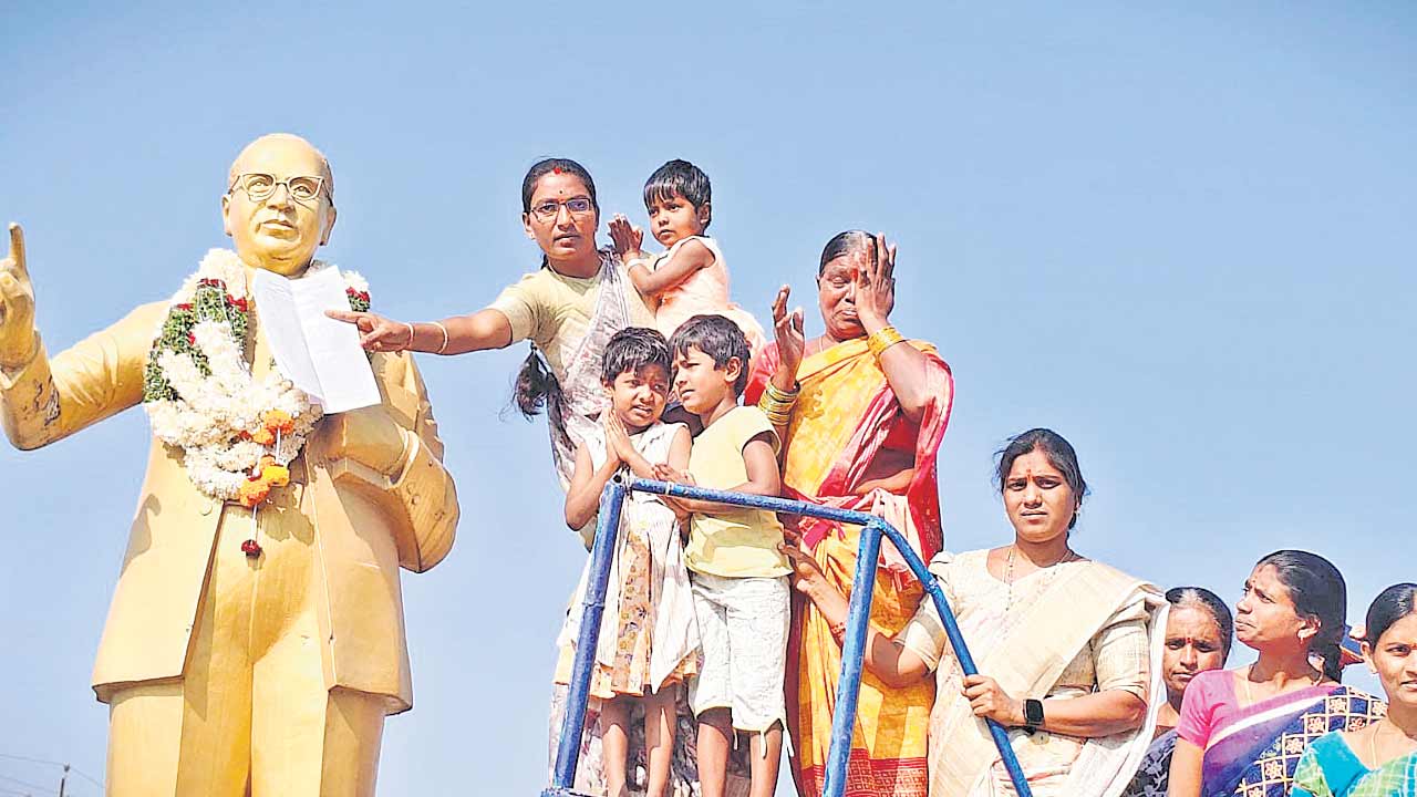 పోటీలో భార్య.. భర్తపై సస్పెన్షన్‌ వేటు