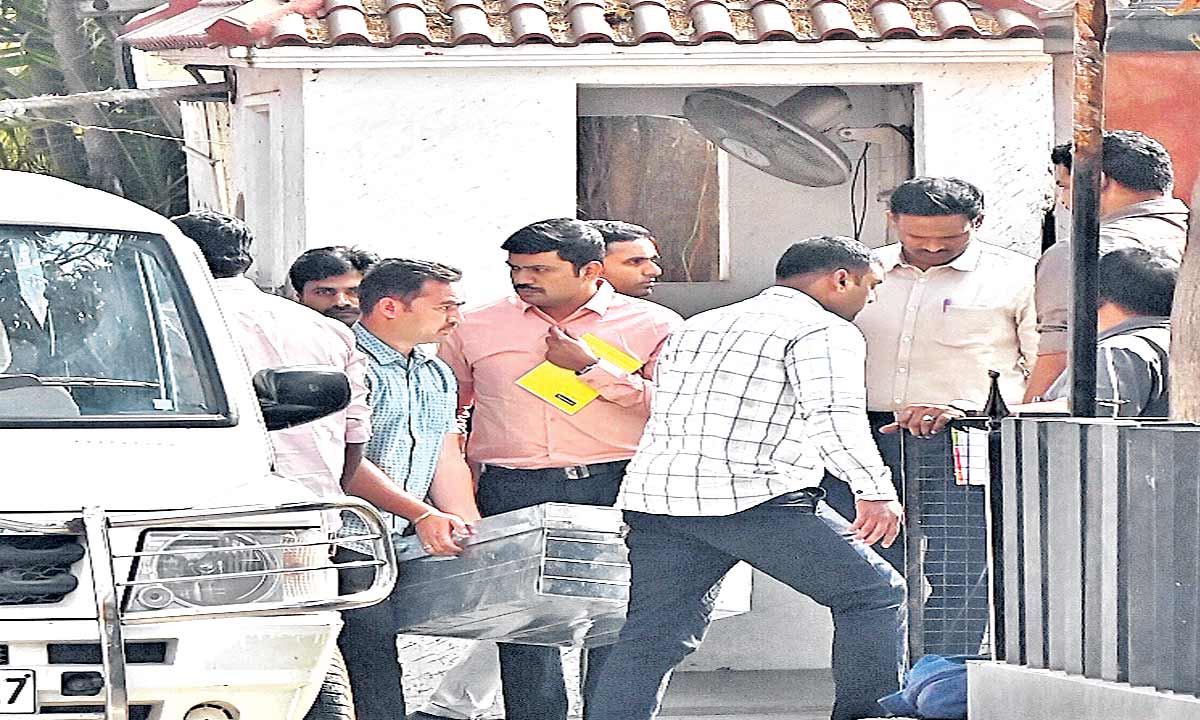 సిట్‌.. నీ స్వతంత్రత ఎక్కడ?