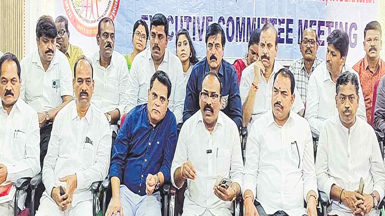 హెల్త్‌ కార్డులు సగం మందికే!