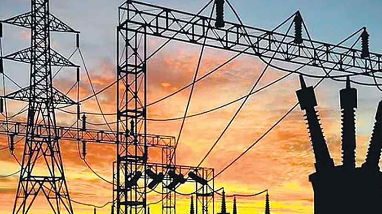 Electricity Employees | బండెడు చాకిరి చేస్తుంటే బద్నాం చేస్తారా.. కాంగ్రెస్ సర్కార్‌పై విద్యుత్ ఉద్యోగుల ఫైర్