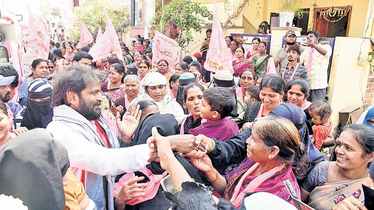 కలిసి పనిచేస్తున్న కాంగ్రెస్‌, బీజేపీ