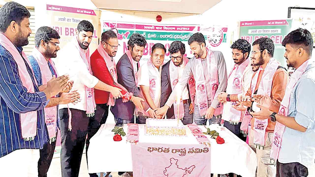 విదేశాల్లో కేసీఆర్‌ జన్మదిన వేడుకలు