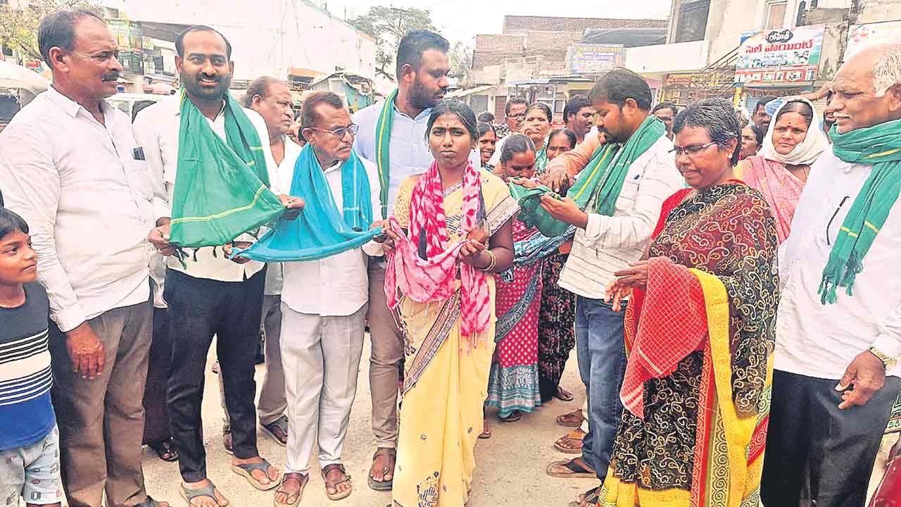 కాలువ నిర్మాణం కోసం రైతుల భిక్షాటన