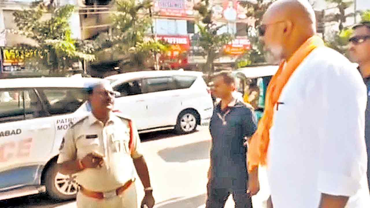 MP Arvind | పోలీసోడికి ఒళ్లు బలిసిందా?..యూజ్‌లెస్‌ ఫెలోస్‌.. కండ్లు నెత్తికెక్కినయా?: పోలీసులపై ఎంపీ అర్వింద్ అనుచి వ్యాఖ్యలు