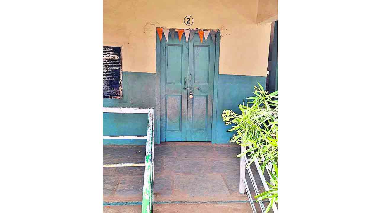 ఆరు రోజులుగా ఆరు బయట చదువులు