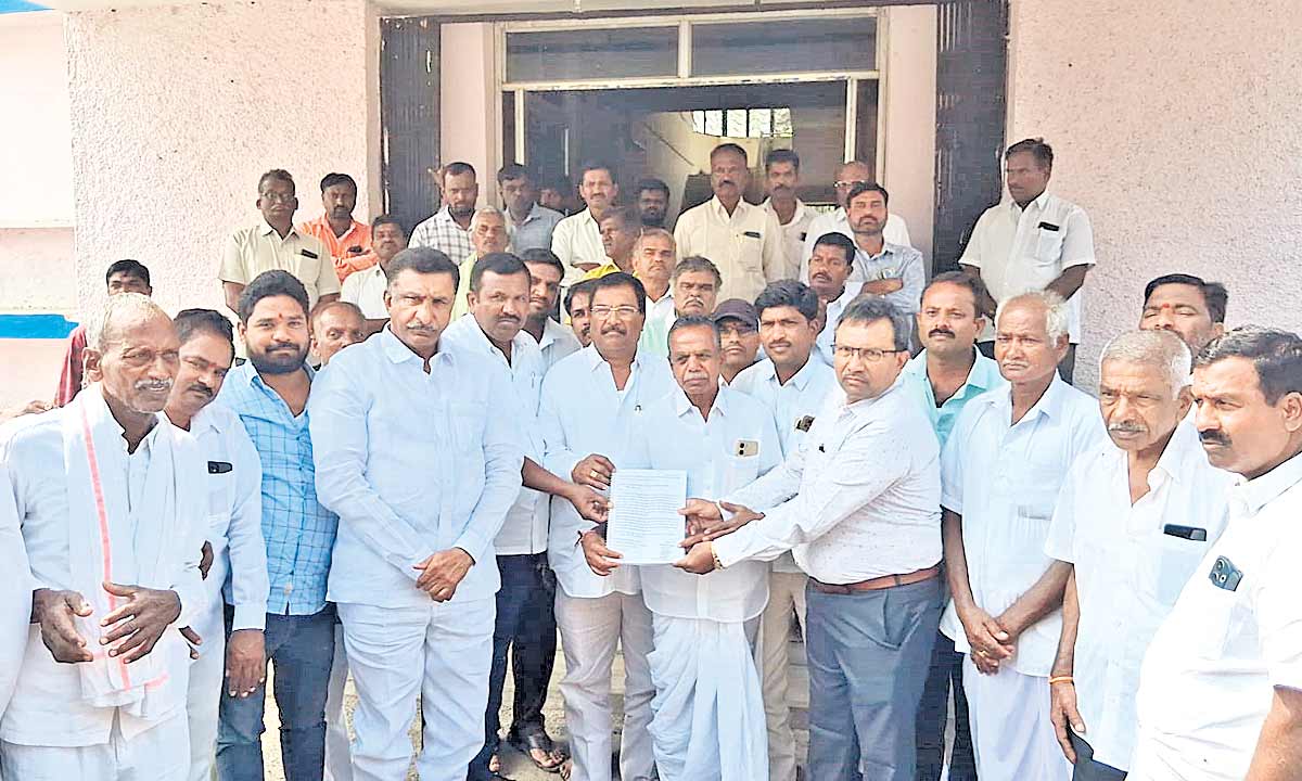 మదర్‌ డెయిరీ పాలకవర్గాన్ని రద్దుచేయండి