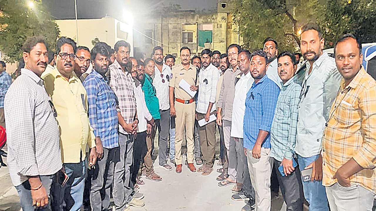 కాంగ్రెస్‌ నాయకుల ప్రలోభాలు షురూ