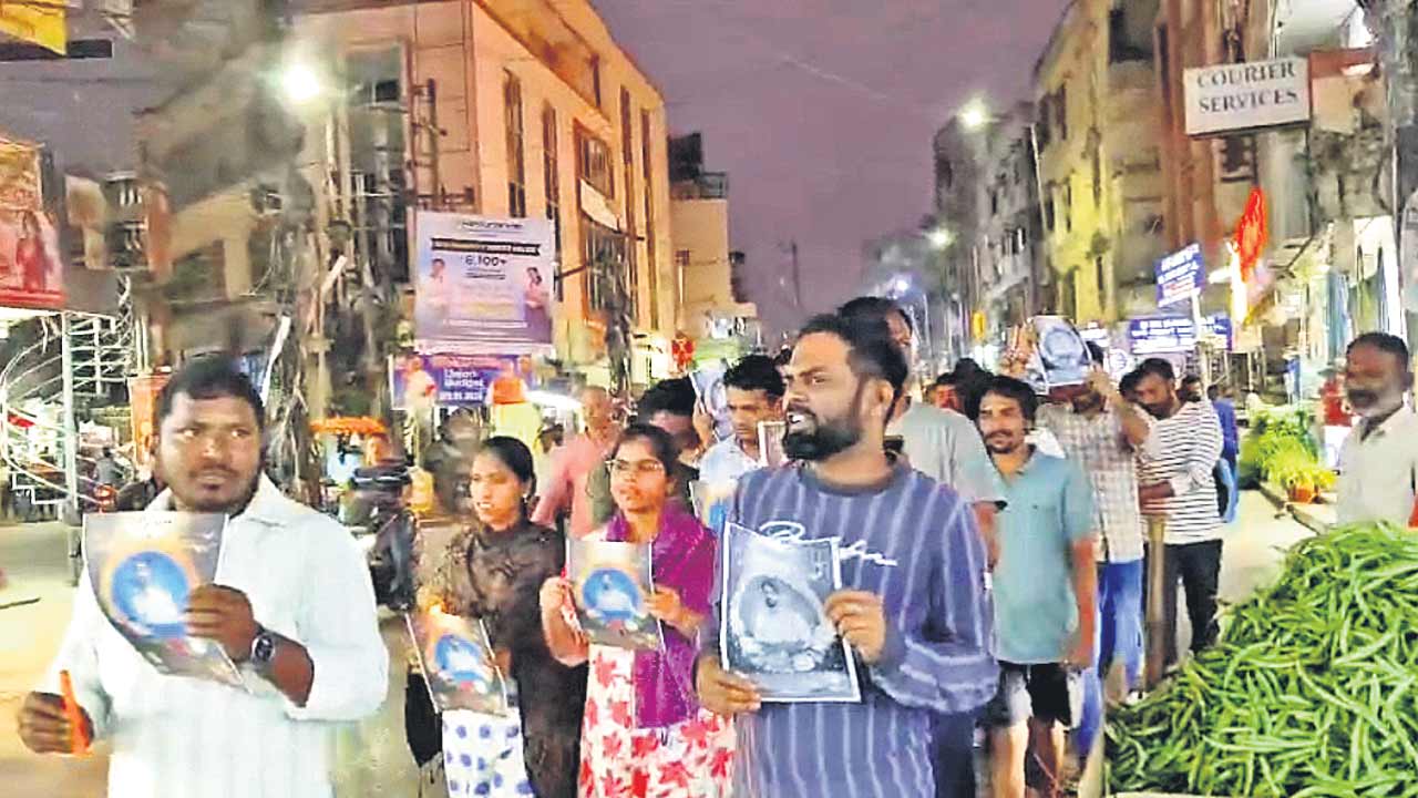 ,Revanth reddy | రేవంత్‌రెడ్డీ.. రెండు లక్షల ఉద్యోగాలేవీ?..దిల్‌సుఖ్‌నగర్‌లో నిరుద్యోగుల మెరుపు ర్యాలీ