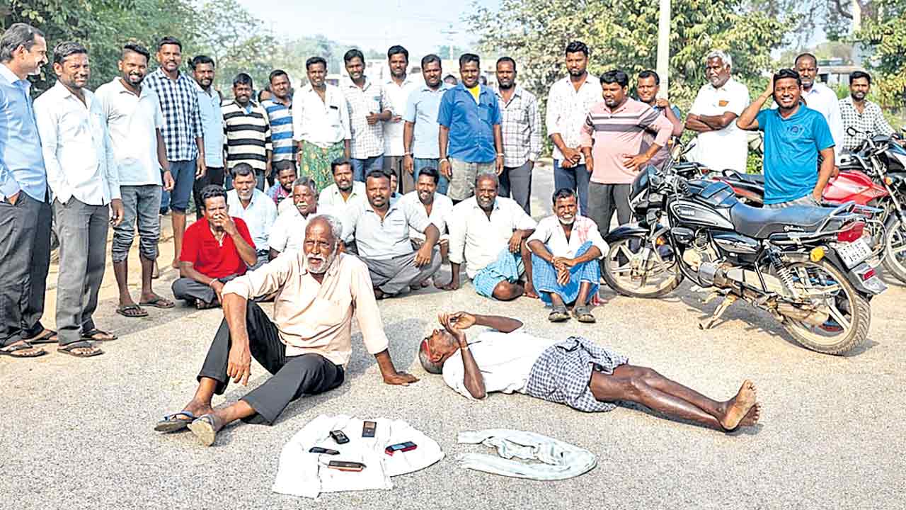 ,Mobile App | యాప్‌ తిప్పలపై రైతుల రాస్తారోకో..నల్లగొండ జిల్లా తిప్పర్తిలో రోడ్డుపై బైఠాయింపు