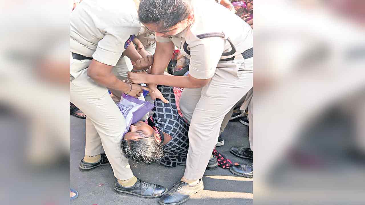 అనుచరులకు ‘భూదాన్‌’?