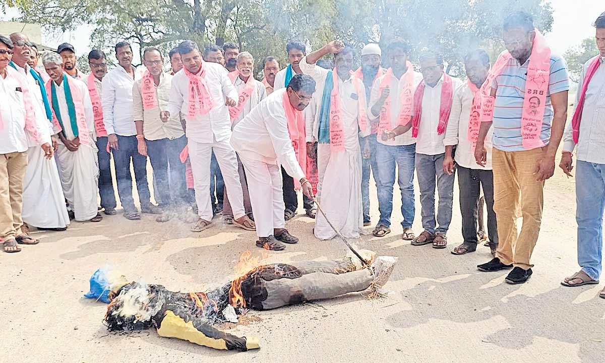 కేసీఆర్‌పై కక్షసాధింపు మానుకోవాలి