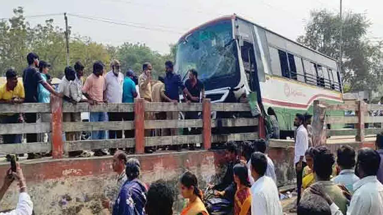 జమ్మికుంటలో అదుపుతప్పిన ఆర్టీసీ బస్సు