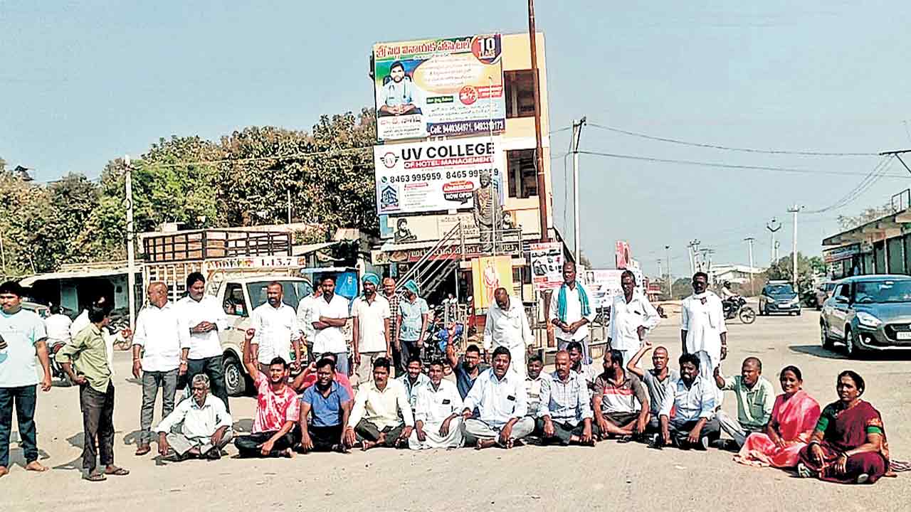 యూరియా బస్తా ఇస్తరా? సావమంటరా?