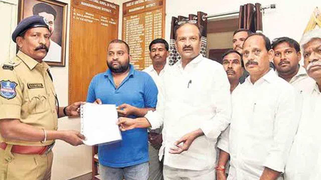 బీఆర్‌ఎస్‌ కార్యకర్తపై కాంగ్రెస్‌ దాడి