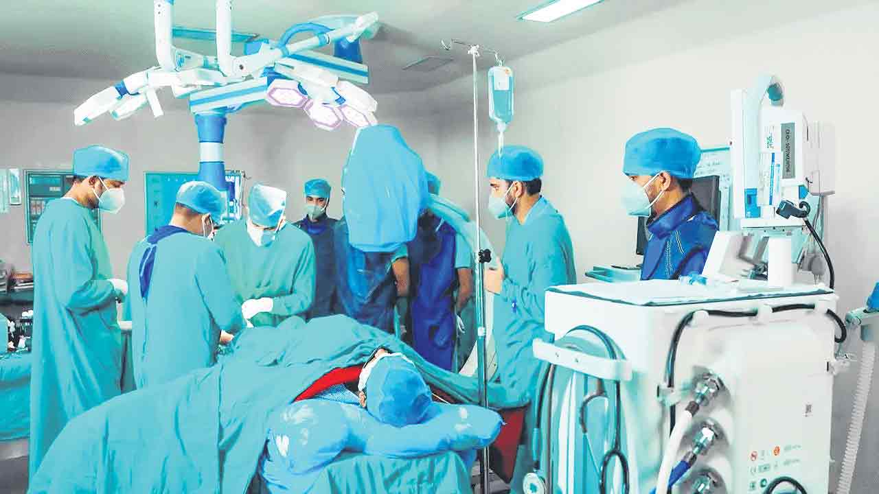 మెడికల్‌ కాలేజీల్లో అధ్యాపకుల కొరత