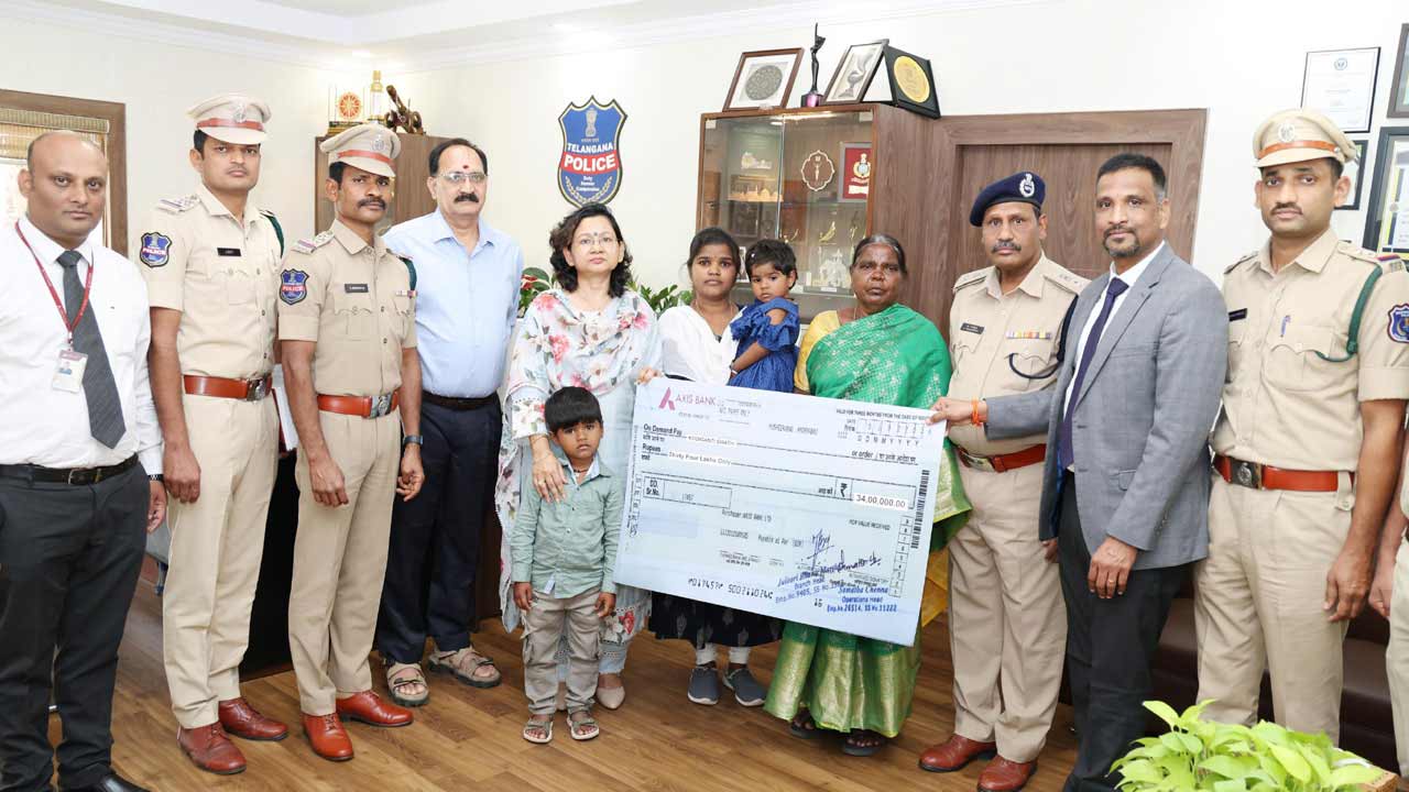 హోంగార్డు కుటుంబానికి 34 లక్షల బీమా చెక్కు