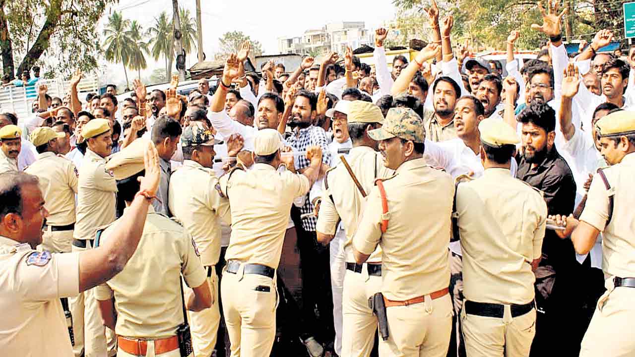 Telangana | మేయర్‌, మున్సిపల్‌ చైర్మన్ల ఎన్నిక వేళ బరితెగింపు.. పోలీసుల అండతో రెచ్చిపోయిన కాంగ్రెస్‌ నేతలు