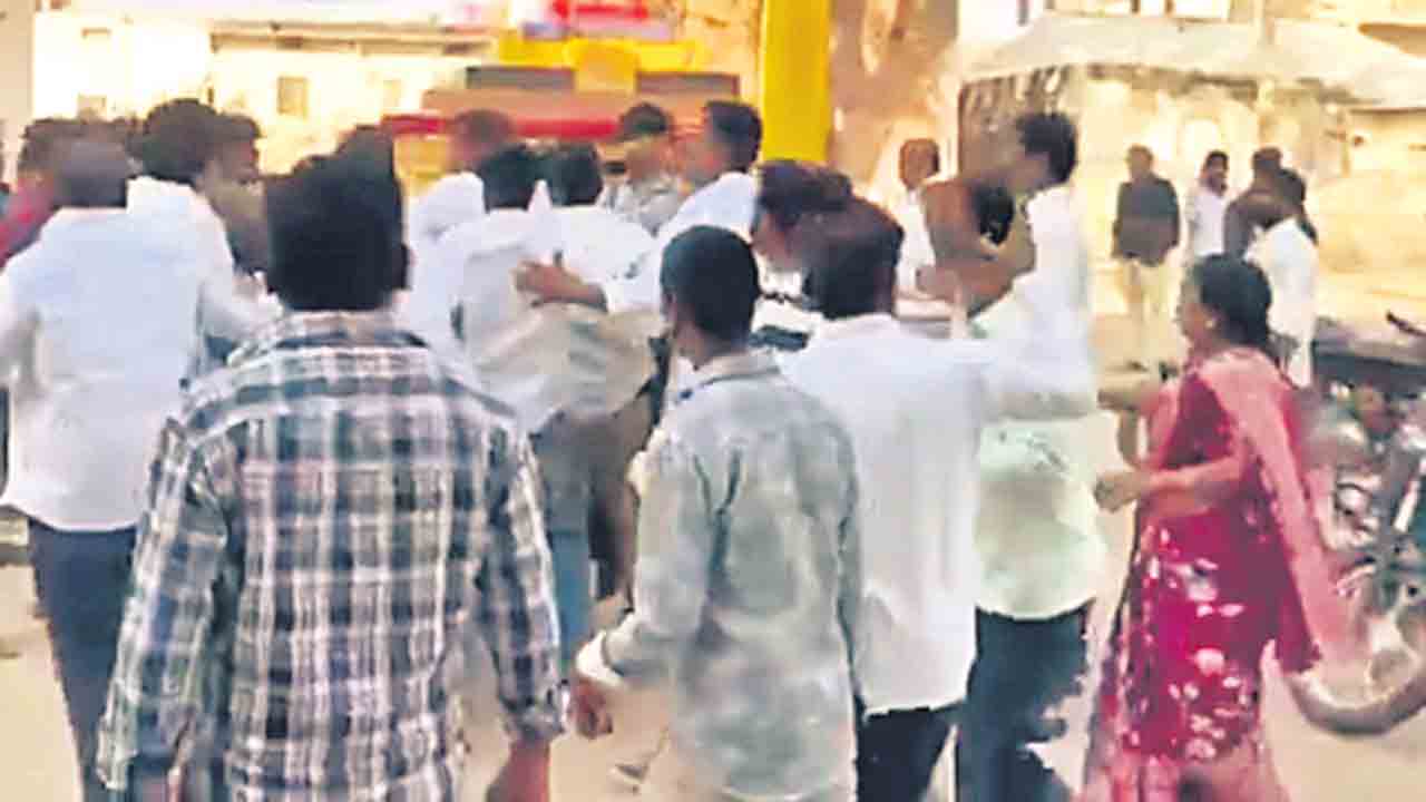 కాంగ్రెస్‌ దౌర్జన్యం.. మున్సిపల్‌ ఎన్నికల్లో రిగ్గింగ్‌కు యత్నాలు.. దొంగ ఓట్లు వేసేందుకు యత్నించగా అడుకున్న బీఆర్‌ఎస్‌