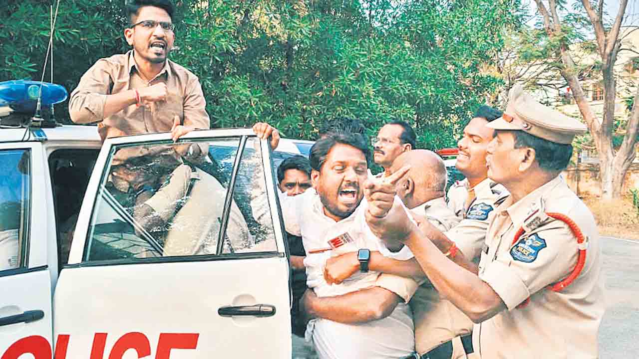 రౌండ్‌ టేబుల్‌ సమావేశాన్ని అడ్డుకున్న పోలీసులు