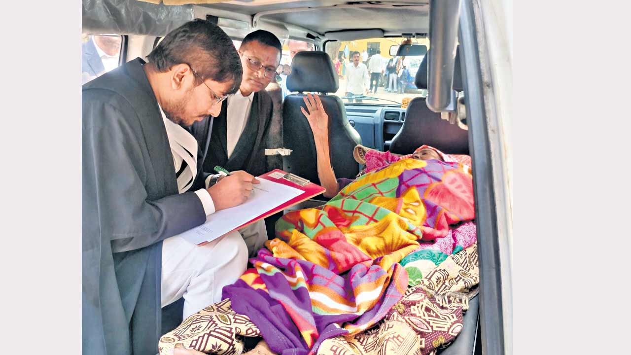 అంబులెన్స్‌లోనే కేసు విచారణ