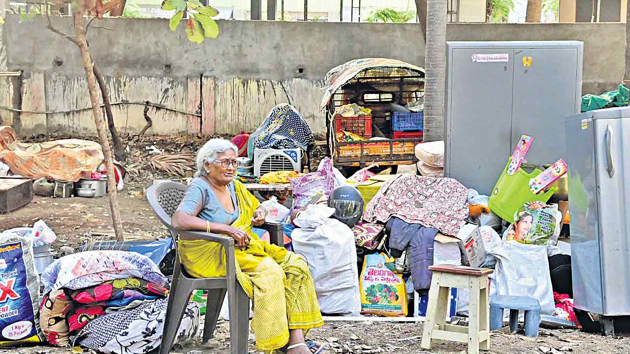 గూడు కూల్చి.. ఈడ్చి పారేసి.. నిరుపేదలపై నిరంకుశత్వం