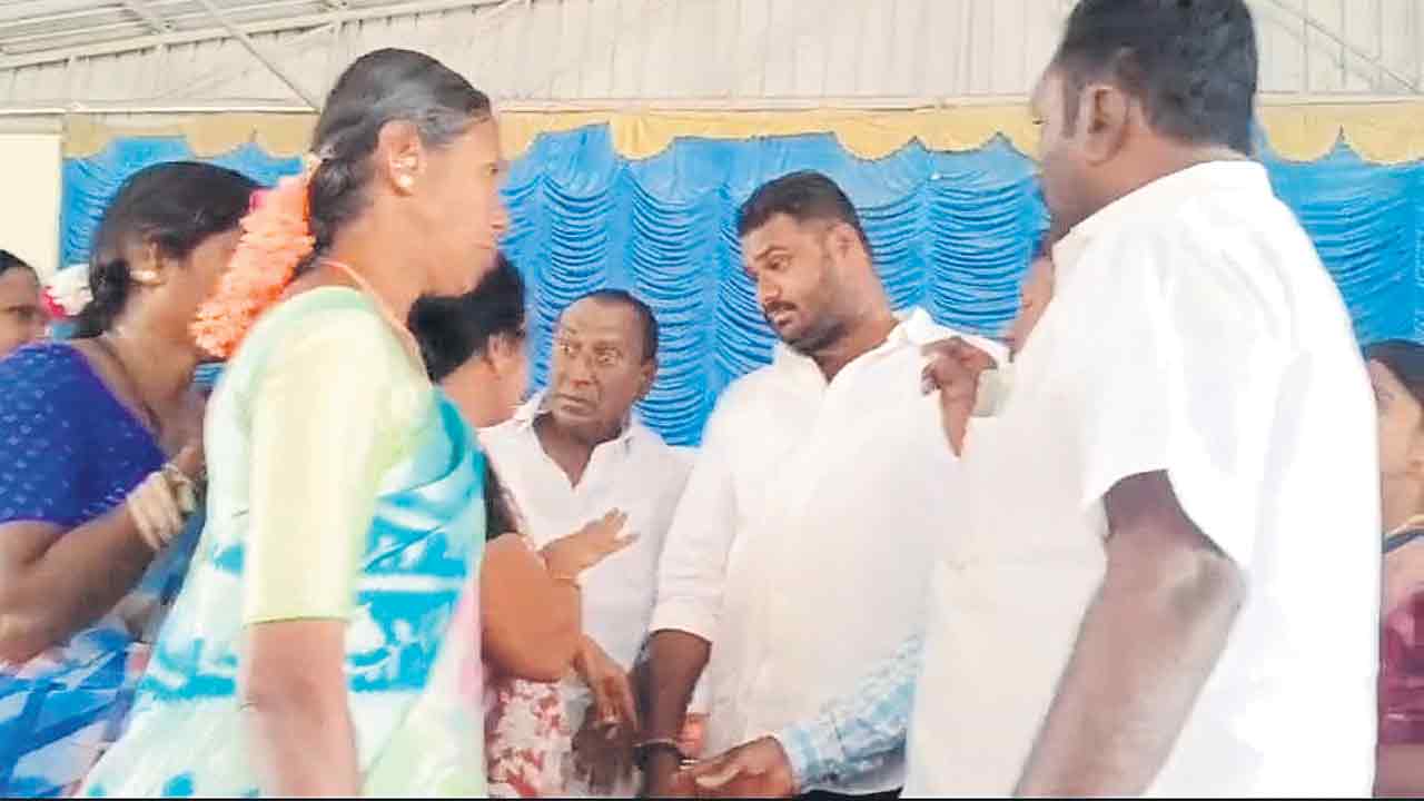 కల్యాణలక్ష్మి చెక్కుల పంపిణీలో కాంగ్రెస్‌ నేతల హల్‌చల్‌