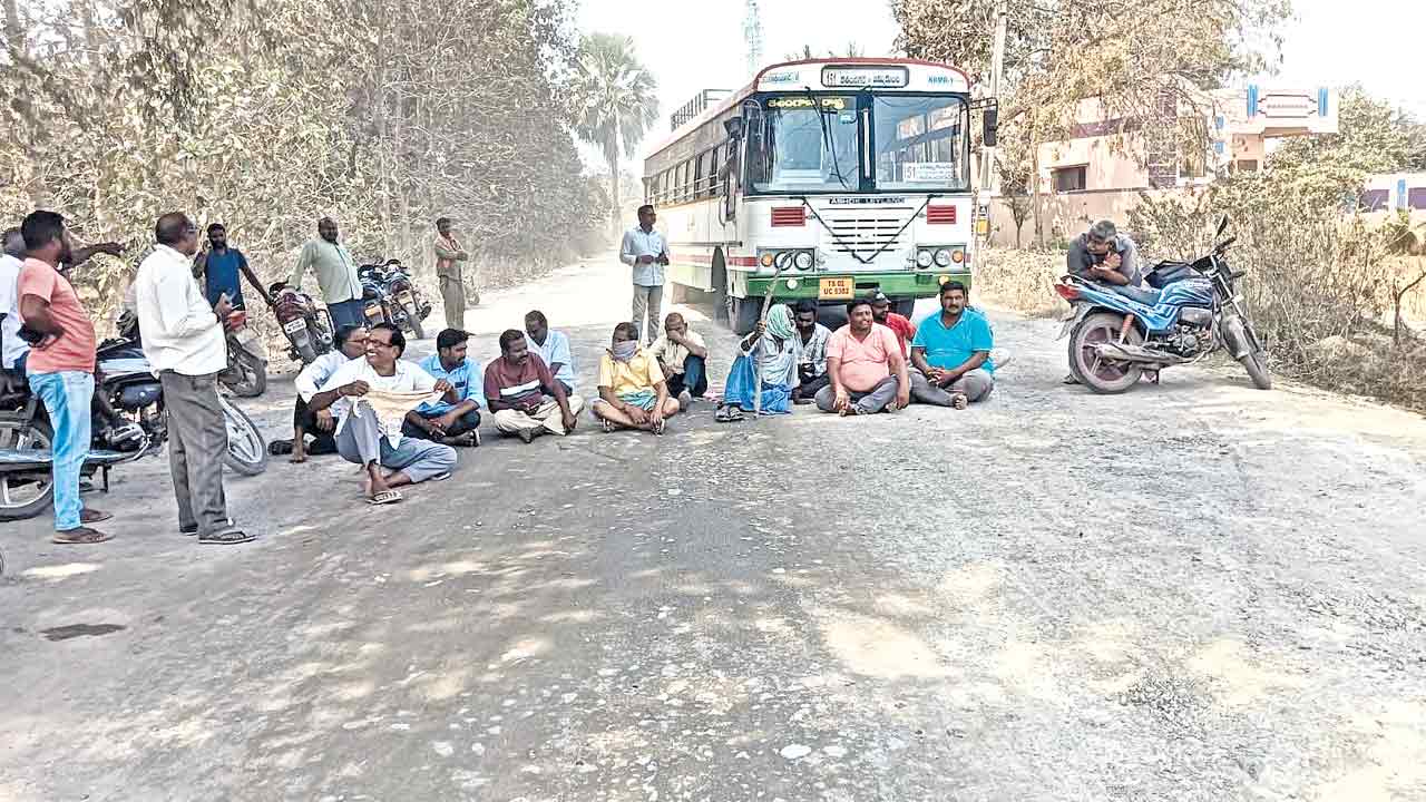 దుమ్ముతో ఇబ్బందులు పడుతున్నాం