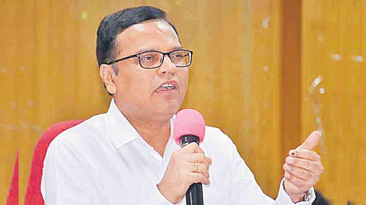 ఆలయాల్లో వసతులు మెరుగుపర్చండి