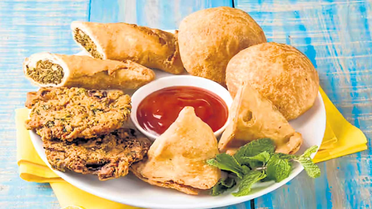 స్నాక్స్‌లోనూ సర్కార్‌ వివక్షే