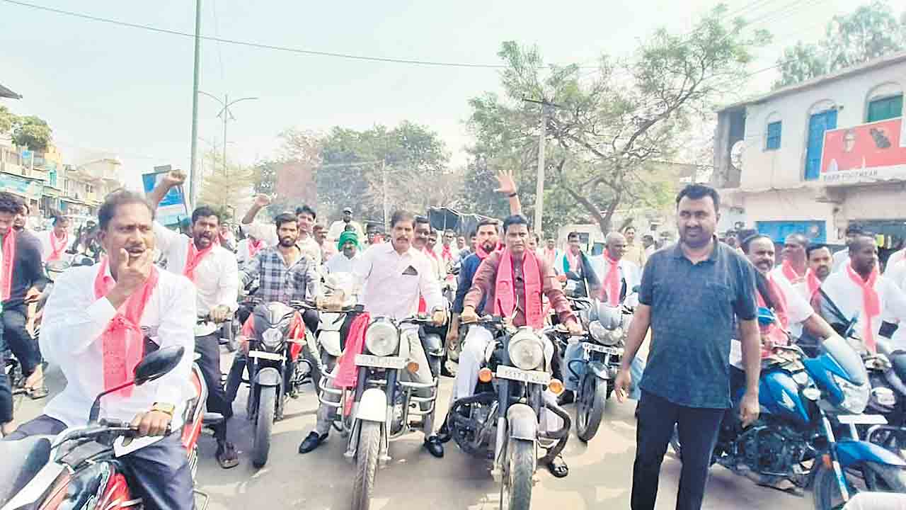 కేసీఆర్‌కు నోటీసులు ఇవ్వడమంటే తెలంగాణను అవమానించడమే