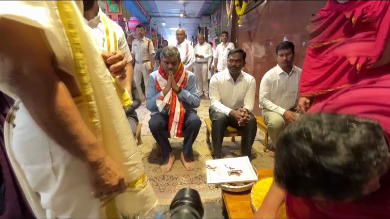 AP Budget | కనక దుర్గమ్మ పాదాల చెంత ఏపీ బడ్జెట్‌ ప్రతులు.. పూజలు నిర్వహించిన అధికారులు