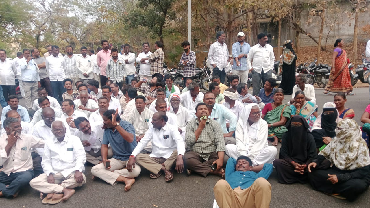 Adilabad Airport | ఆదిలాబాద్ ఎయిర్‌పోర్టుపై స్పష్టత ఇవ్వాలని రైతుల ఆందోళన