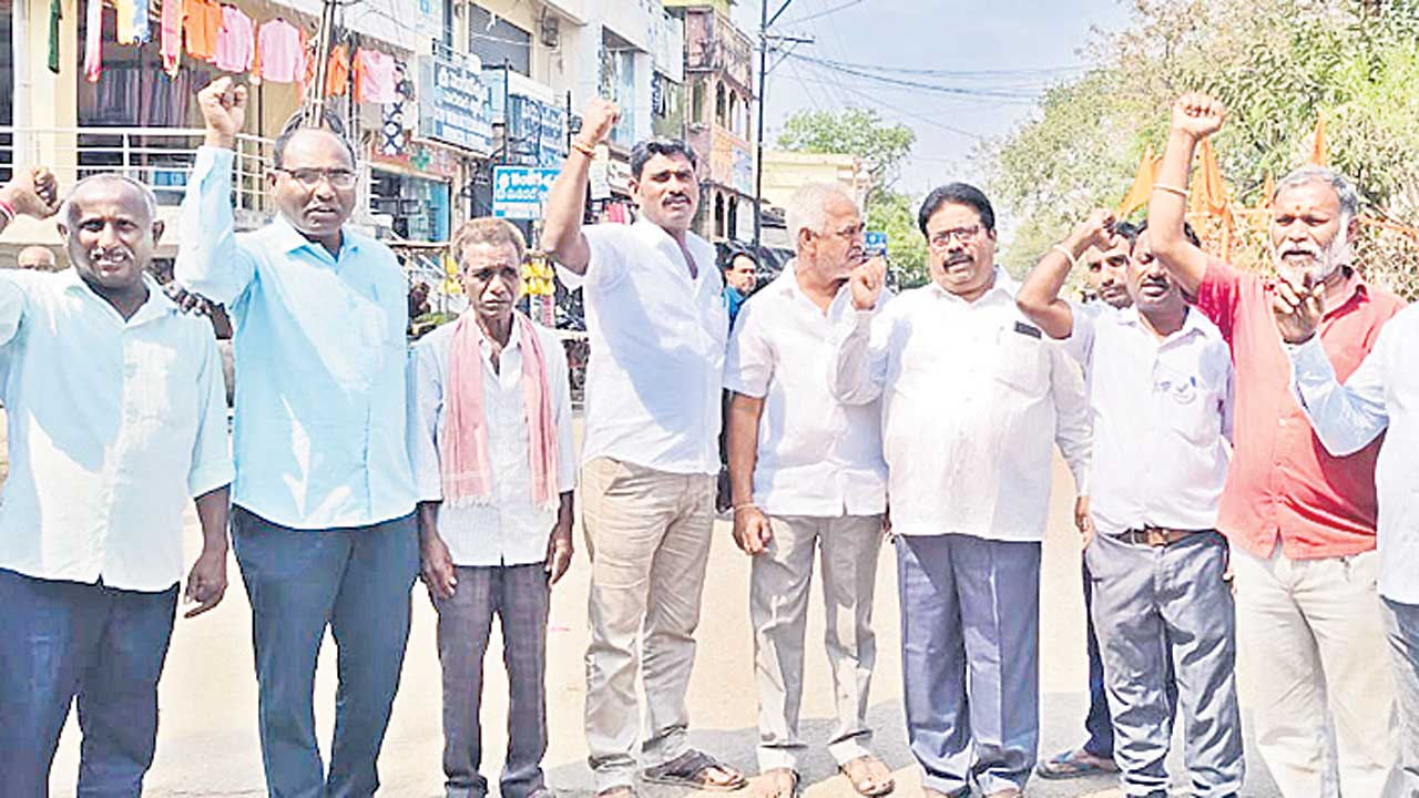 చిన్నారి మృతికి కారణమైన వారిని శిక్షించాలి