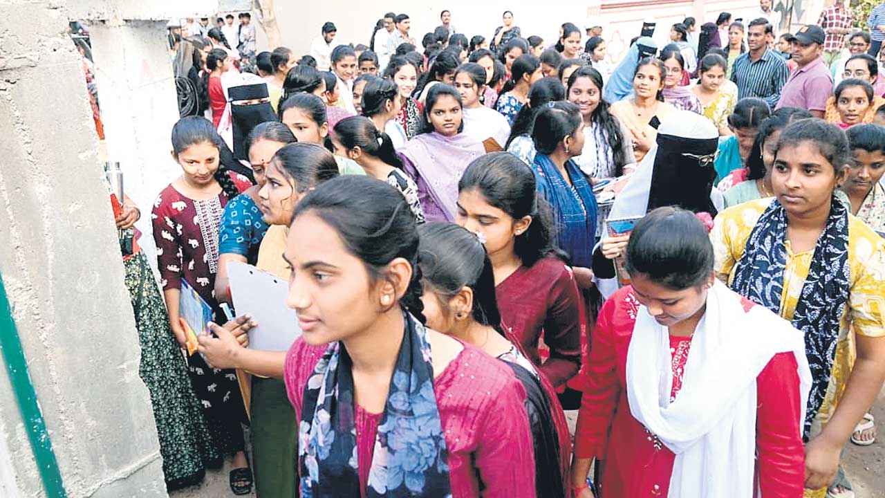 ఇంటర్‌ సెకండియర్‌ పరీక్షలు షురూ