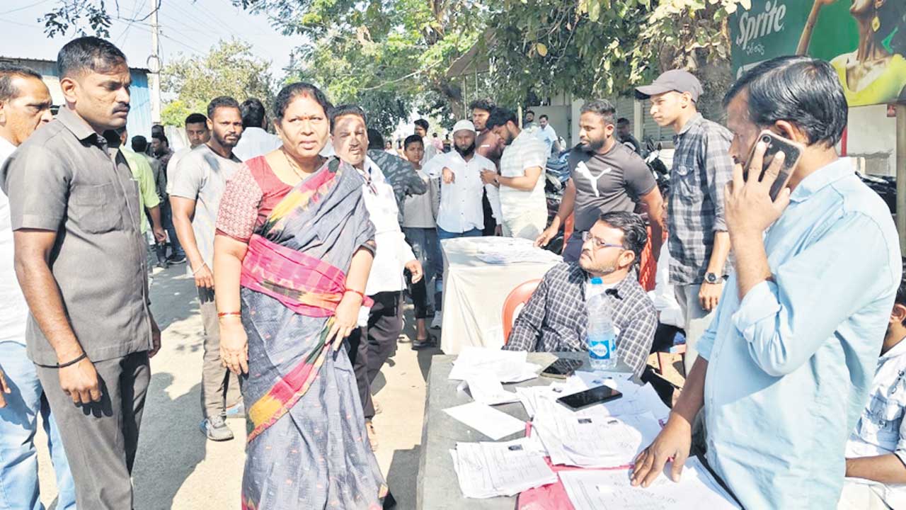 పోలింగ్‌ స్లిప్‌లు రాలేదు.. రిగ్గింగ్‌ జరిగింది