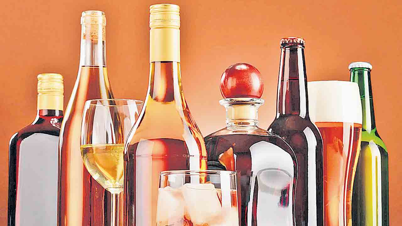 Wine Shops | ఎన్నికల వేళ మద్యం కిక్కు.. రెండు రోజులు బంద్ ఉన్నా ఆగని విక్రయాలు!