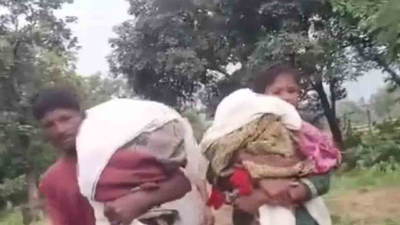 రోడ్డు బాగోలేదని శవాన్ని మధ్యలో వదిలేశాడు!