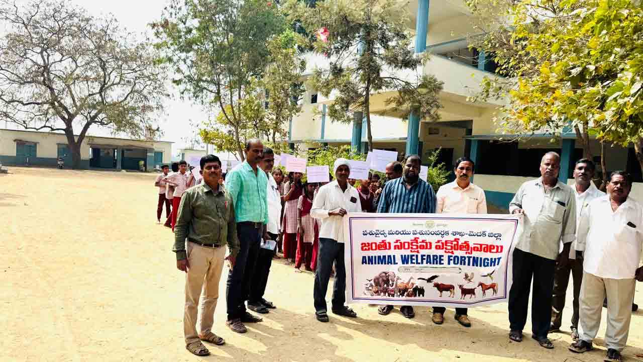 Animal Welfare | పర్యావరణ సమతుల్యతను కాపాడటంలో జంతువుల పాత్ర కీలకం : పశువైద్యాధికారి డాక్టర్ వెంకటయ్య