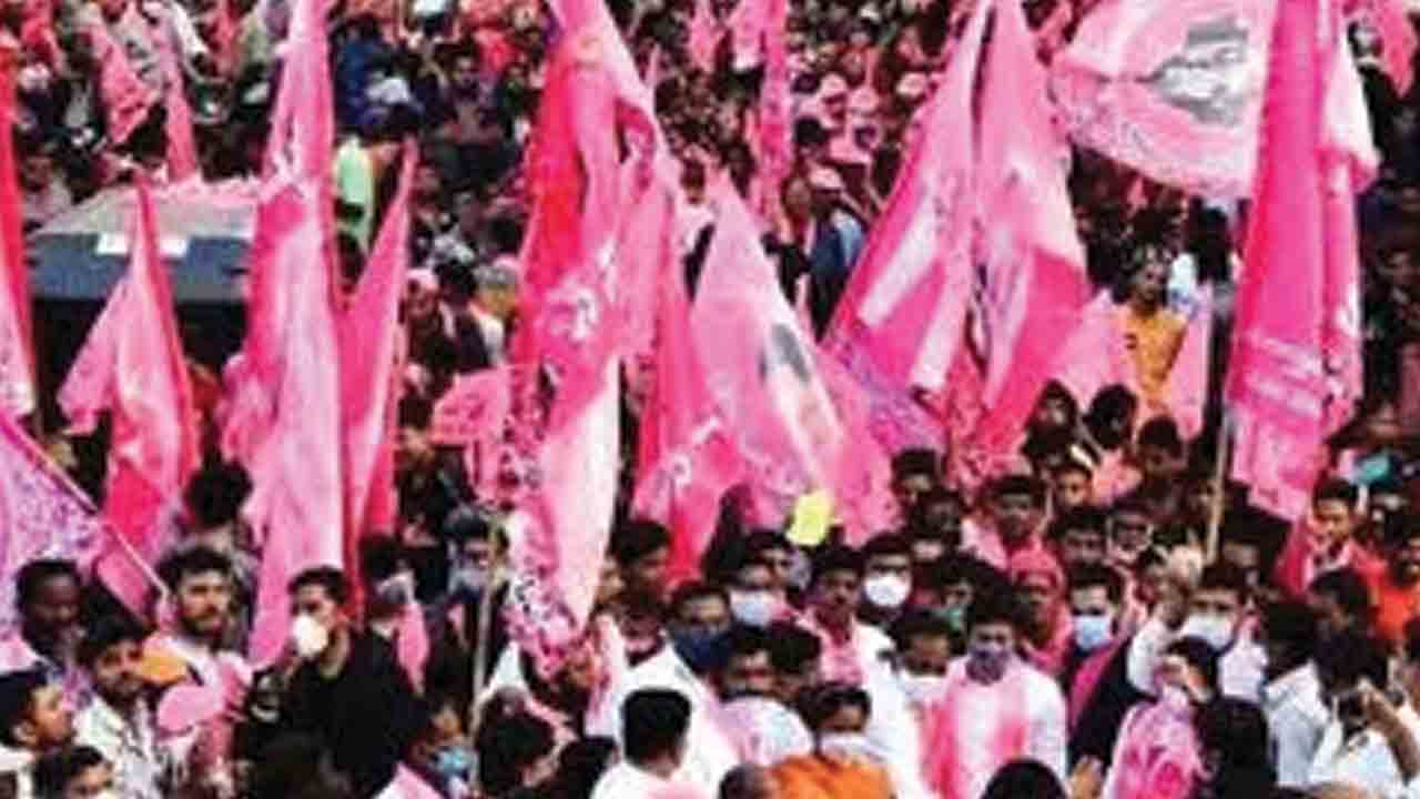 మూడు మున్సిపాలిటీలపై గులాబీ జెండా.. కరీంనగర్‌ కార్పొరేషన్‌లో హుందాగా బీఆర్‌ఎస్‌