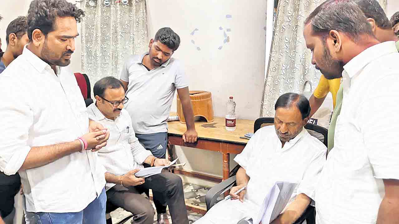 కాంగ్రెస్‌ ఒత్తిడికి తలొగ్గిన అధికారులు!