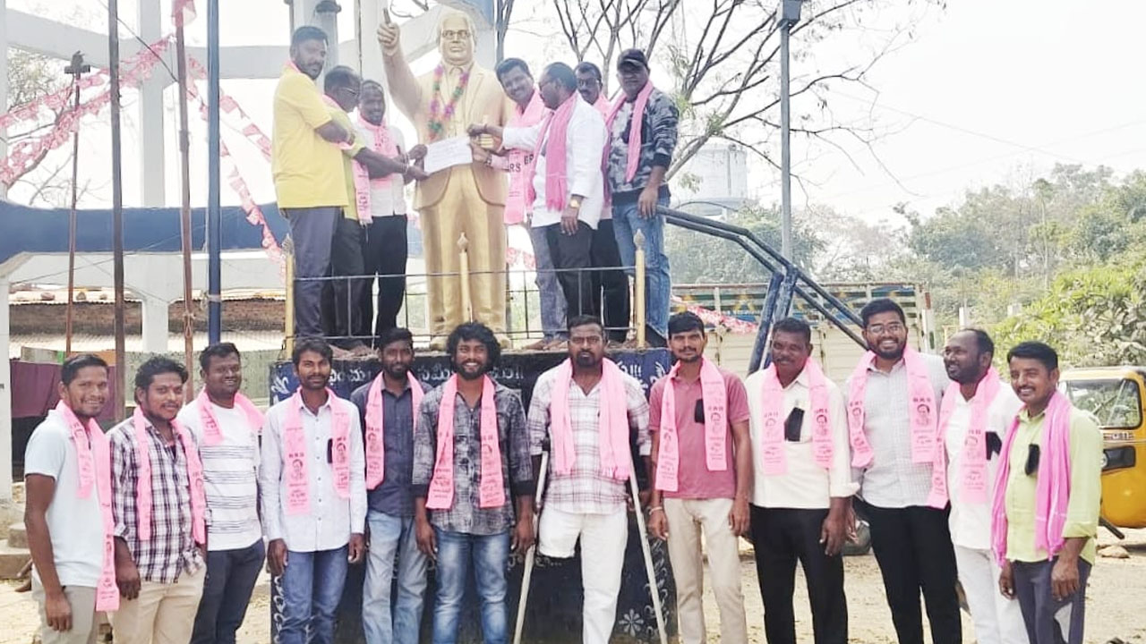 BRS | కేసీఆర్‌కు ఇచ్చిన సిట్ నోటీసులను నిరసిస్తూ నల్లబ్యాడ్జిలతో నిరసన