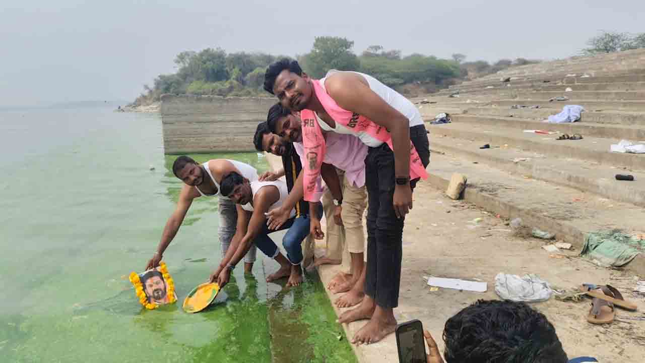 CM Revanth Reddy | కృష్ణా నది ఒడ్డున సీఎం రేవంత్‌ రెడ్డి చిత్రపటానికి పిండ ప్రదానం.. బీఆర్‌ఎస్‌ నేతల నిరసన