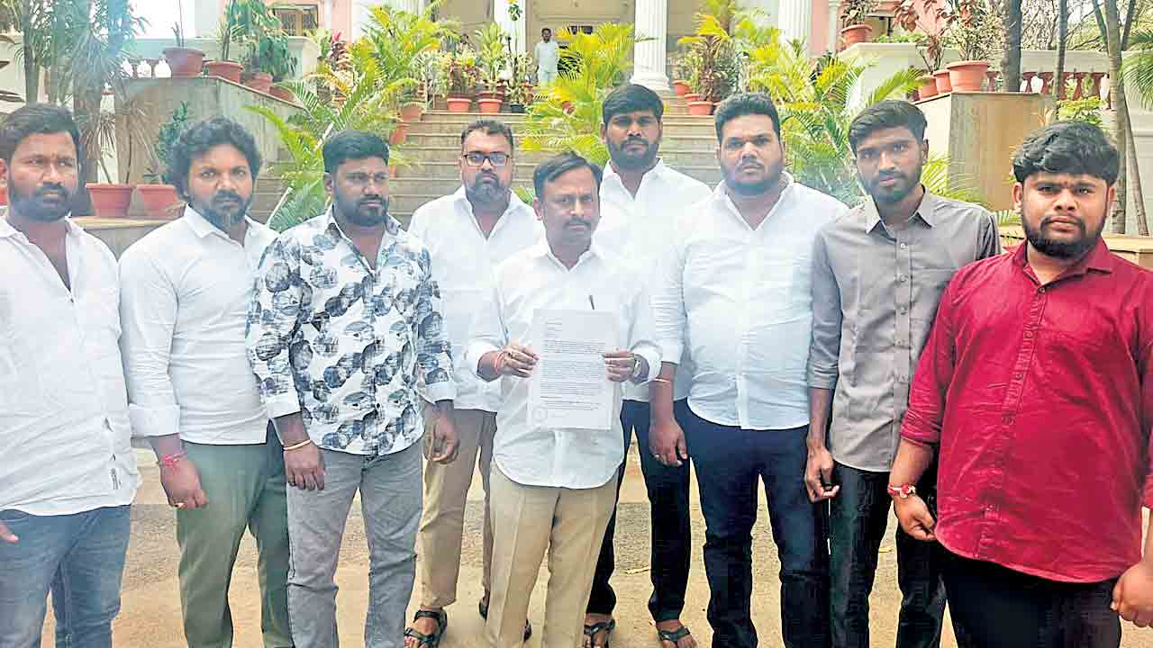 బంకర్‌బెడ్స్‌ స్కామ్‌పై సీబీఐ విచారణ జరిపించాలి