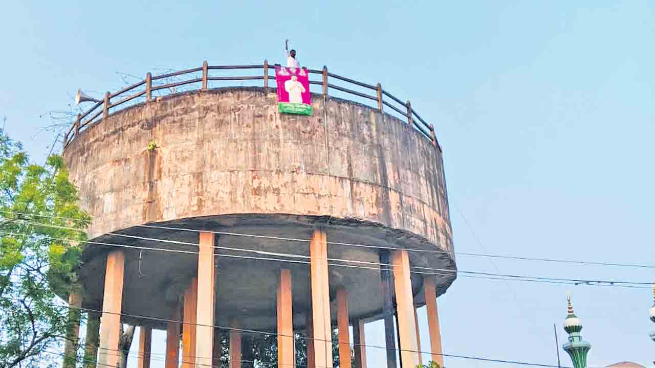 బాల్క సుమన్‌కు బెయిల్‌ మంజూరు చేయాలి.. వాటర్‌ ట్యాంక్‌ ఎక్కి బీఆర్‌ఎస్‌ నాయకుడి నిరసన