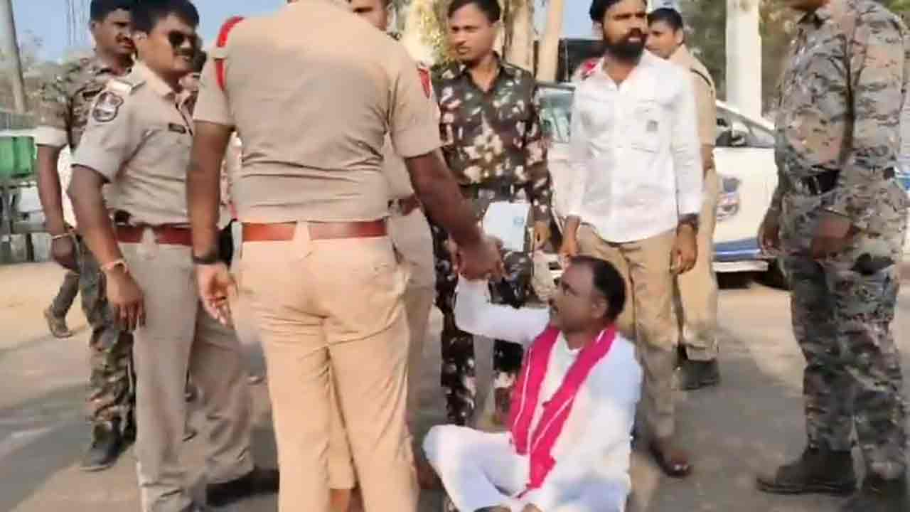 BRS Poll Agent | పోలింగ్‌ కేంద్రాల దగ్గర కాంగ్రెస్‌ సర్కారు దౌర్జన్యం.. బీఆర్‌ఎస్‌ పోలింగ్‌ ఏజెంట్‌ను ఈడ్చేసిన పోలీసులు.. Video