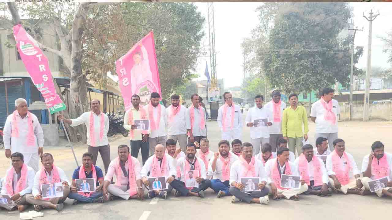 BRS Protest | కేసీఆర్‌పై సిట్ విచారణ ప్రభుత్వ రాజకీయ దివాళాకోరుతనానికి పరాకాష్ఠ.. తొగుట రాస్తారోకోలో బీఆర్‌ఎస్‌ నేతలు