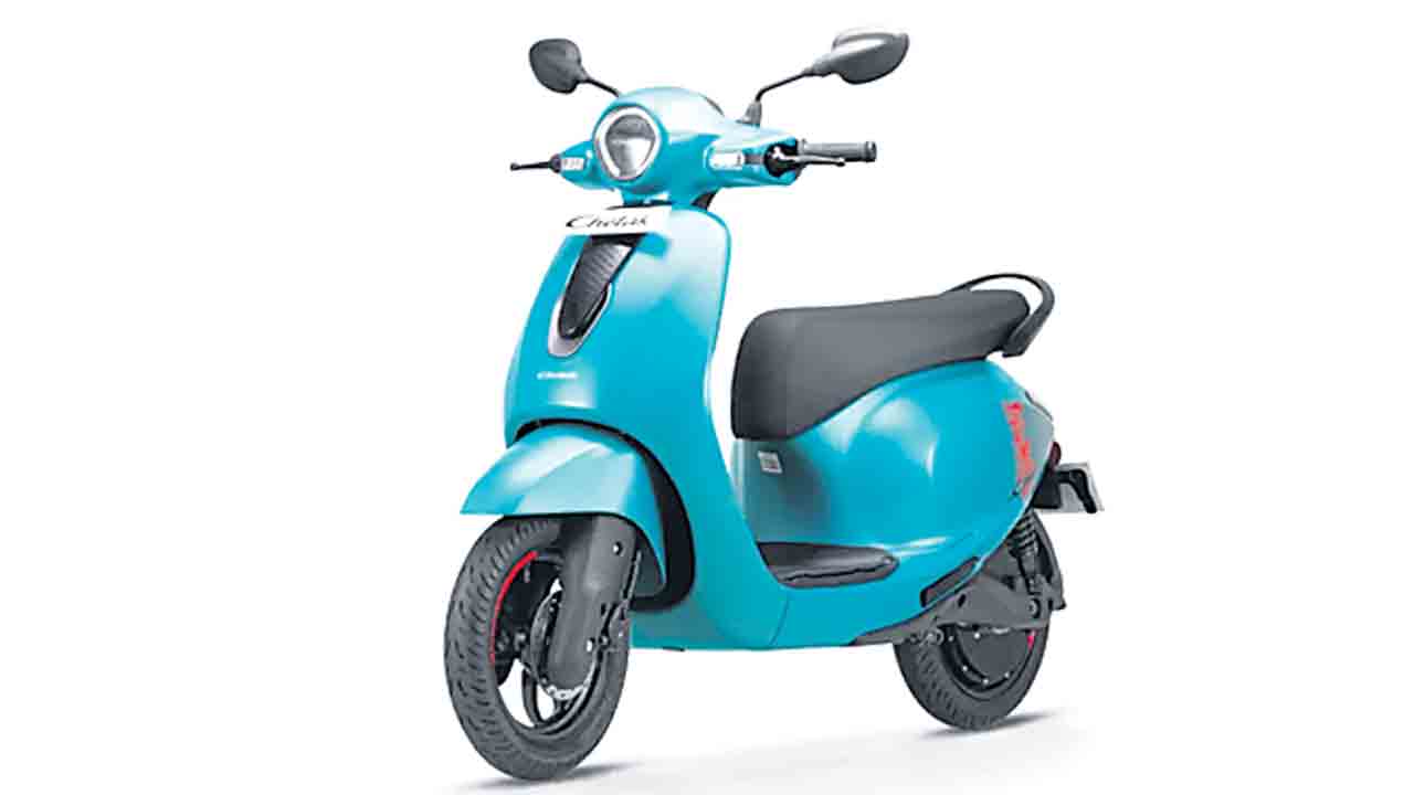 ఆర్‌సీబీ మహిళా టీమ్‌కు చేతక్‌ స్కూటర్లు