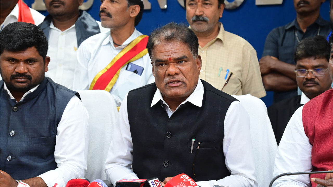 Kummera victims | కుమ్మెర బాధితులకు అండగా నిలిచి, బాధ్యులపై చర్యలు తీసుకోవాలి .. పోలీసులకు ఎస్సీ, ఎస్టీ కమిషన్‌ చైర్మన్‌ ఆదేశాలు